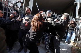 محتجون يحاولون اقتحام قصر العدل بسبب تحقيق المرفأ