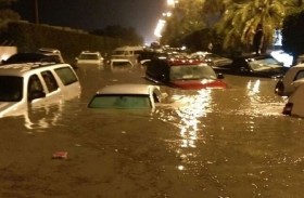 الأمطار الغزيرة تغرق طرق الكويت