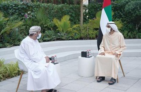 محمد بن راشد يتسلم رسالة خطية من سلطان عمان