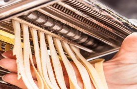 الجراحة تنقذ رجلا.. تهشمت أصابعه بآلة صنع المعكرونة