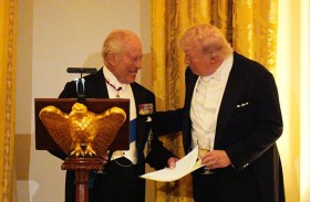 الملك تشارلز لترامب ممازحا: لولا البريطانيون «لكنتم تتكلمون الفرنسية» 