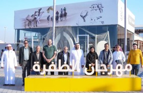 وفد جمعية الصحفيين الإماراتية يزور مهرجان الظفرة في دورته الـ 19