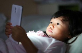 الاستعمال المفرط للموبايل يؤثر على دماغ الأطفال