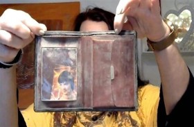 تستعيد محفظة فقدتها قبل 40 عاما