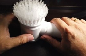 فرشة تنظيف سحرية تتسبب في صلع طفلة