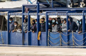 إيطاليا تسمح للقاصرين والمرضى بمغادرة سفينة إنقاذ 