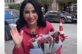 تثير جدلا بتوزيع المال على النساء في الشارع