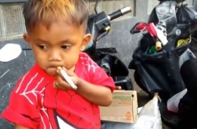 ابن العامين يدخن 40 سيجارة يومياً