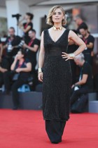 الممثلة الإيطالية غريتا سكارانو لدى حضورها عرض فيلم «Succedera Questa Notte»  الذي عُرض في المسابقة لمهرجان البندقية السينمائي الدولي. «ا ف ب» 