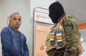 يحتجز 14 رهينة مطالباً بمليوني دولار