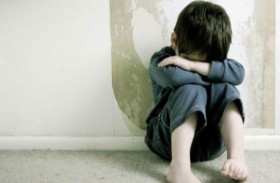 أب يعذب ابنه بالنار