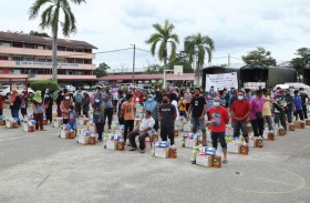 الهلال الأحمر تعزز جهودها الإنسانية لصالح المتأثرين من الفيضانات في بهانج بماليزيا