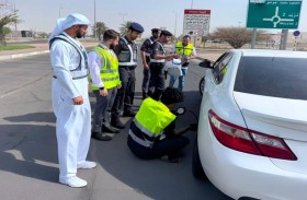 شرطة أبوظبي تعزز وعي السائقين بسلامة الإطارات ميدانيًا