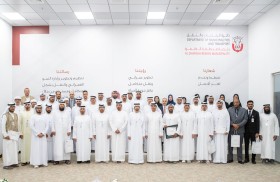 بلدية منطقة الظفرة تكرم الموظفين الفائزين بجائزة الظفرة للتميز