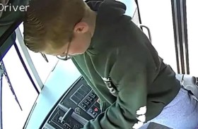 البطل الصغير ينقذ حافلة مليئة بالتلاميذ