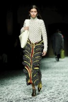 عارضة تقدم زيا من مجموعة بوتيجا فينيتا خلال أسبوع الموضة في ميلانو، إيطاليا. (رويترز)