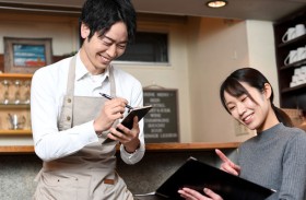 مقهى يتيح للزبائن تجربة الحياة كخدم