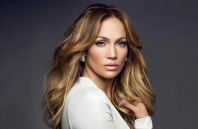 جينيفر لوبيز بإطلالة ربيعية فرحة 