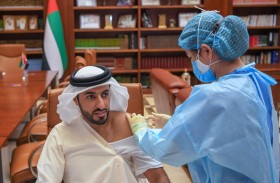 راشد بن حميد النعيمي يتلقى جرعة من لقاح كوفيد19-