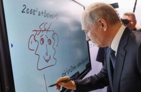 بوتين يتوقف ليرسم وجها مضحكا في منتدى تكنولوجي