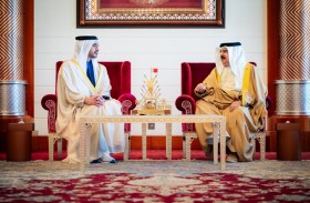 ملك البحرين يستقبل عبدالله بن زايد