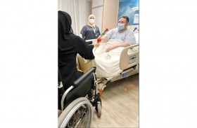 بكرسيها المتحرك موزة السلمي تحي يوم التطوع العالمي مع المرضى المقيمين معها بمستشفى التأهيل التخصصي