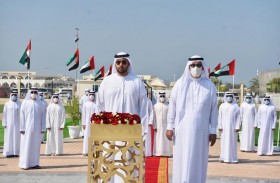 ولي عهد أم القيوين يرفع علم الدولة في يوم العلم