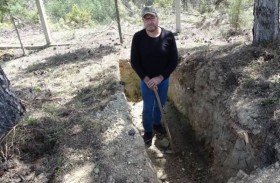 رجل يحفر قبره بنفسه بعد نجاته من 9 حوادث مميتة 