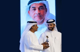 نائب حاكم الشارقة يكرم المبدع المسرحي طالب راشد الصوري 