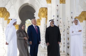 يرافقه ولي عهد أبوظبي.. الرئيس الأمريكي يزور جامع الشيخ زايد الكبير في أبوظبي