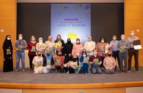 تكريم أعضاء هيئة التدريس المتميزين بقسم اللغات والآداب بجامعة الإمارات 