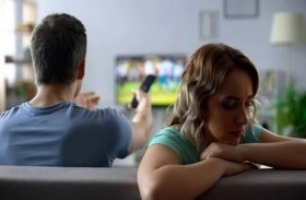 تعلق شريك حياتك بكرة القدم مؤشر سيء على علاقتكما