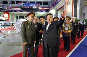 كيم يستعرض مسيّرات وصواريخ كوريا شمالية مع وزير الدفاع الروسي