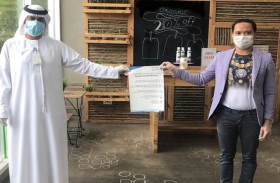 بلدية مدينة أبوظبي توزع ملصقات إرشادية بخمس لغات لتوعية العاملين في المحلات التجارية بفيروس كورونا