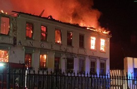 حريق هائل يبتلع فندقا تاريخيا في بريطانيا