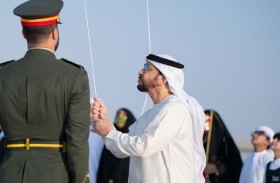 حمدان بن زايد يرفع علم الدولة في حصن الظفرة احتفالاً بيوم العلم