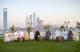منصور بن زايد يشارك موظفي ديوان الرئاسة والسلك القضائي وقطاع التعليم مأدبة الإفطار الرمضانية