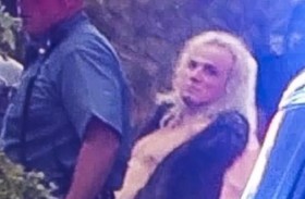 دون سبب وفي صمت.. دخل إلى السينما وطعن فتيات