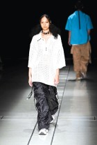 عارضة أزياء تعرض أحد إبداعات مجموعة ويلسونكاكي لربيع وصيف 2024 للمصمم كا كي ييب من هونغ كونغ خلال أسبوع الموضة في طوكيو. ا ف ب