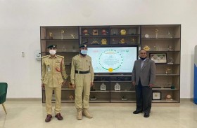 شرطة دبي تكرم مقيماً تقديراً لأمانته في تسليم مبلغ 5 آلاف درهم