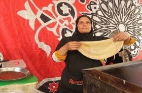 تفتتح مطعماً في شرفة منزلها