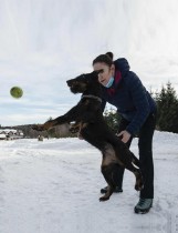 لينكا فلاتشوفا، مدربة تعمل في فرقة إطفاء براغ، تلعب على الثلج مع كلبها المسمى لاكي أمام مركز تدريب كلاب شم واكتشاف Covid-19 ، جمهورية التشيك. ا ف ب