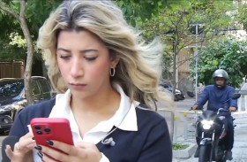 لص يباغت مذيعة ويسرق هاتفها 