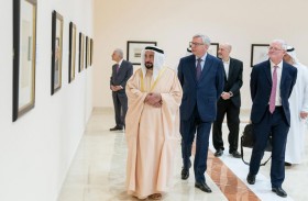 حاكم الشارقة يستقبل وفدا من جامعة كامبريدج