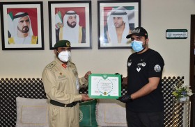 شرطة دبي تكرم موظفا ساعد شخصا تعطلت مركبته