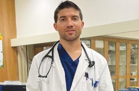 خريج كلية الطب في جامعة سانت جورج يشارك في أول جراحة روبوتية لمعالجة الشريان التاجي على مستوى العالم
