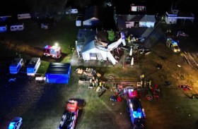 مصرع وإصابة 13 بتحطم طائرة فوق مستودع