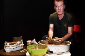 أيرلندي يبدع في تشكيل الفخار والخزف ويعرض أبرز منحوتاته لزوار إكسبو دبي