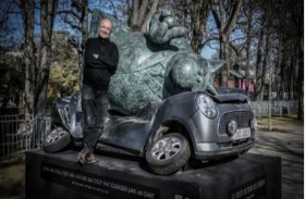 تماثيل قط شهير تصبح عامل جذب في الشانزليزيه