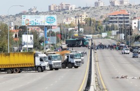 احتجاجات تشعل لبنان وعون يطالب الجيش بفتح الطرقات